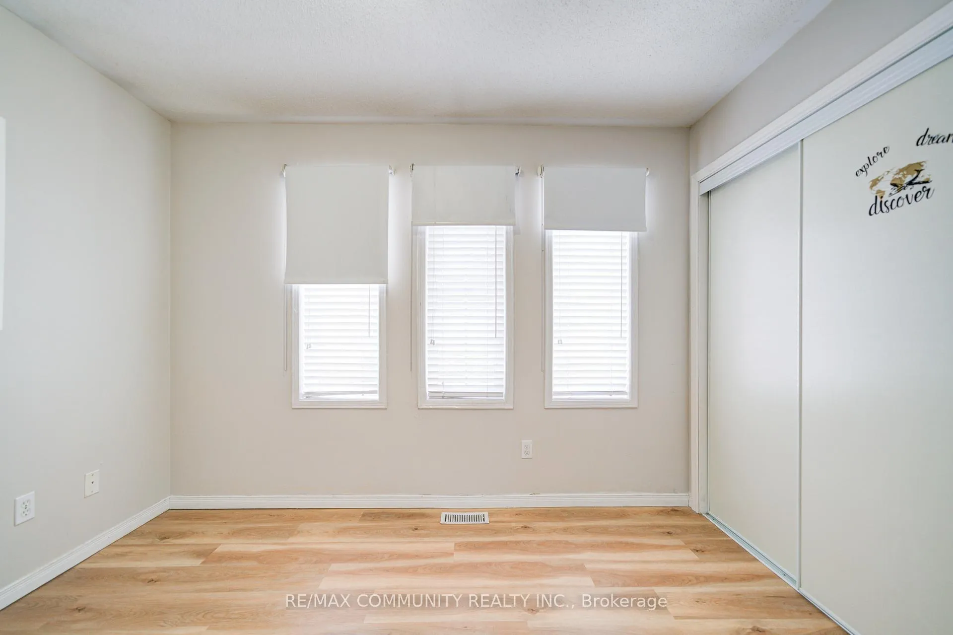 Photo 35 of 402 Hawkview Boulevard, Vaughan, Vellore Village — HOMEH