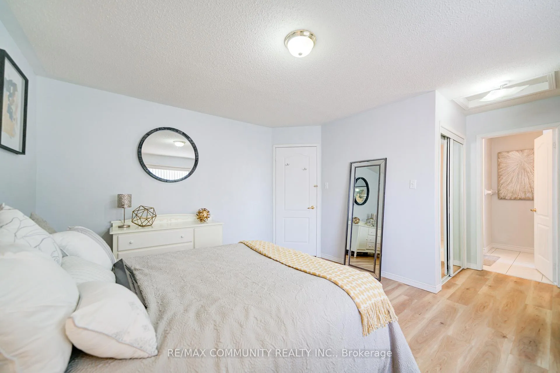 Photo 40 of 402 Hawkview Boulevard, Vaughan, Vellore Village — HOMEH