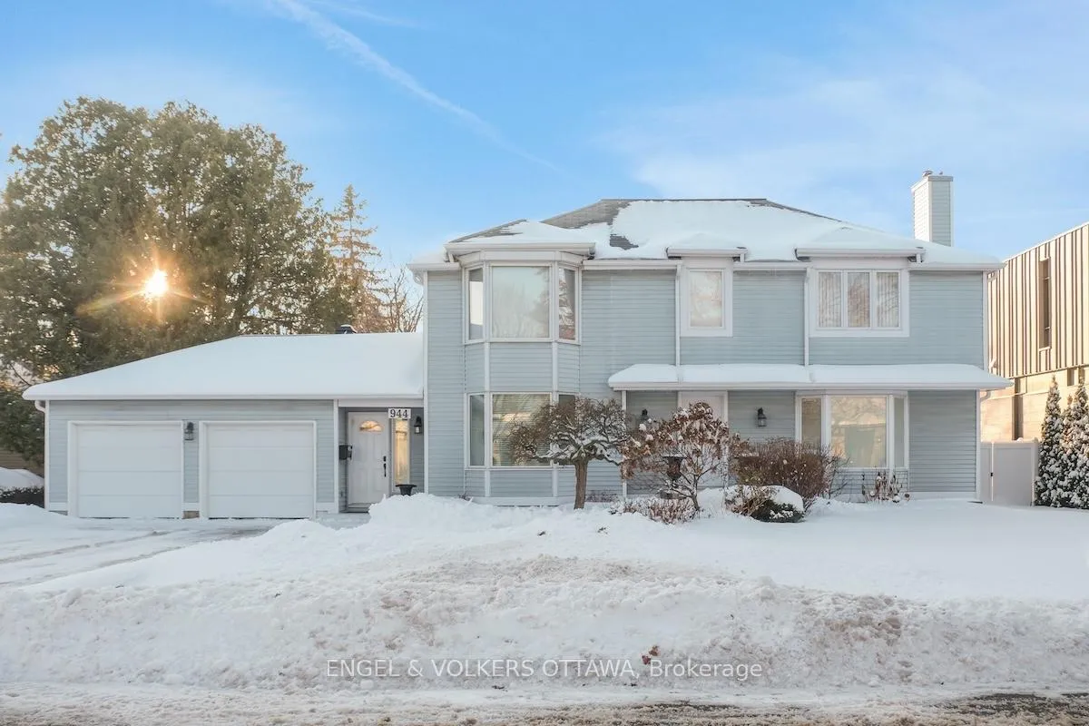 Front of 944 Muskoka Avenue