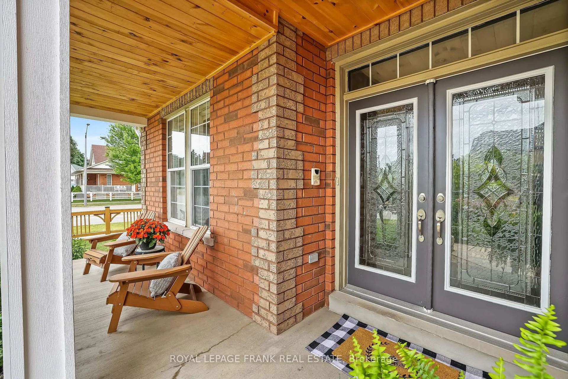 Photo 4 of 2 Braddock Court, Whitby, Brooklin — HOMEH