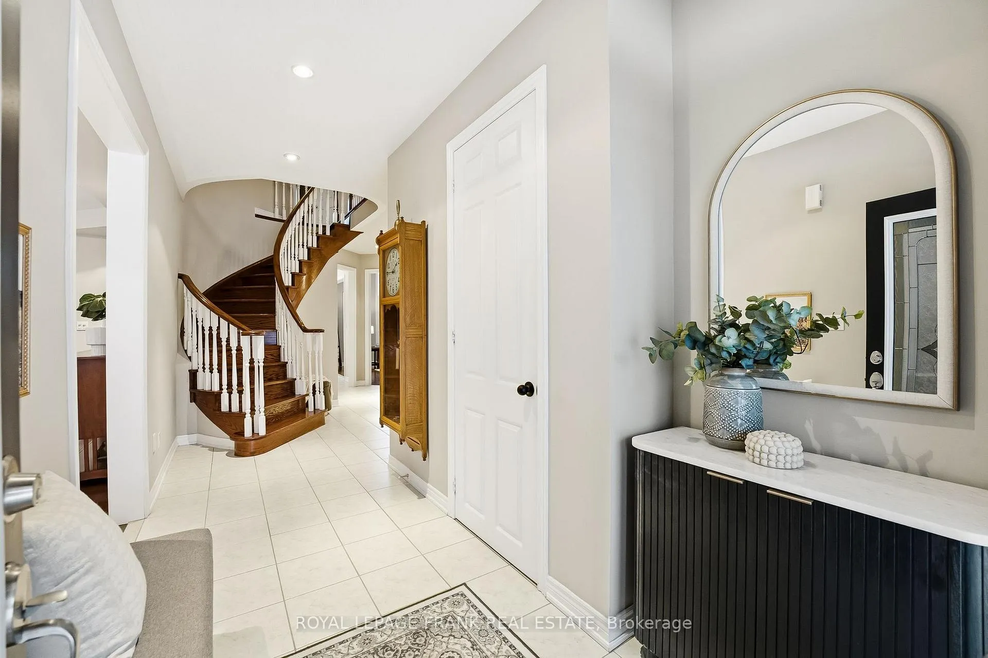 Photo 5 of 2 Braddock Court, Whitby, Brooklin — HOMEH