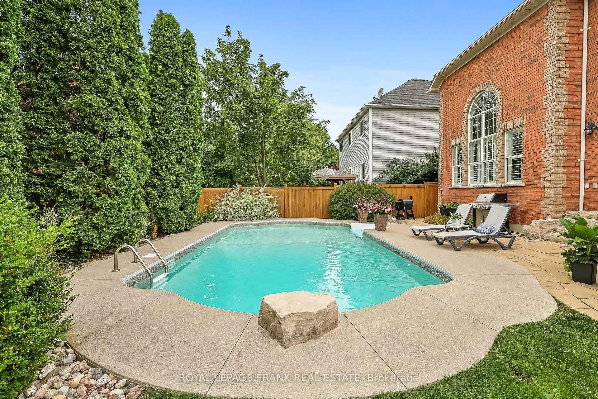 Photo 36 of 2 Braddock Court, Whitby, Brooklin — HOMEH