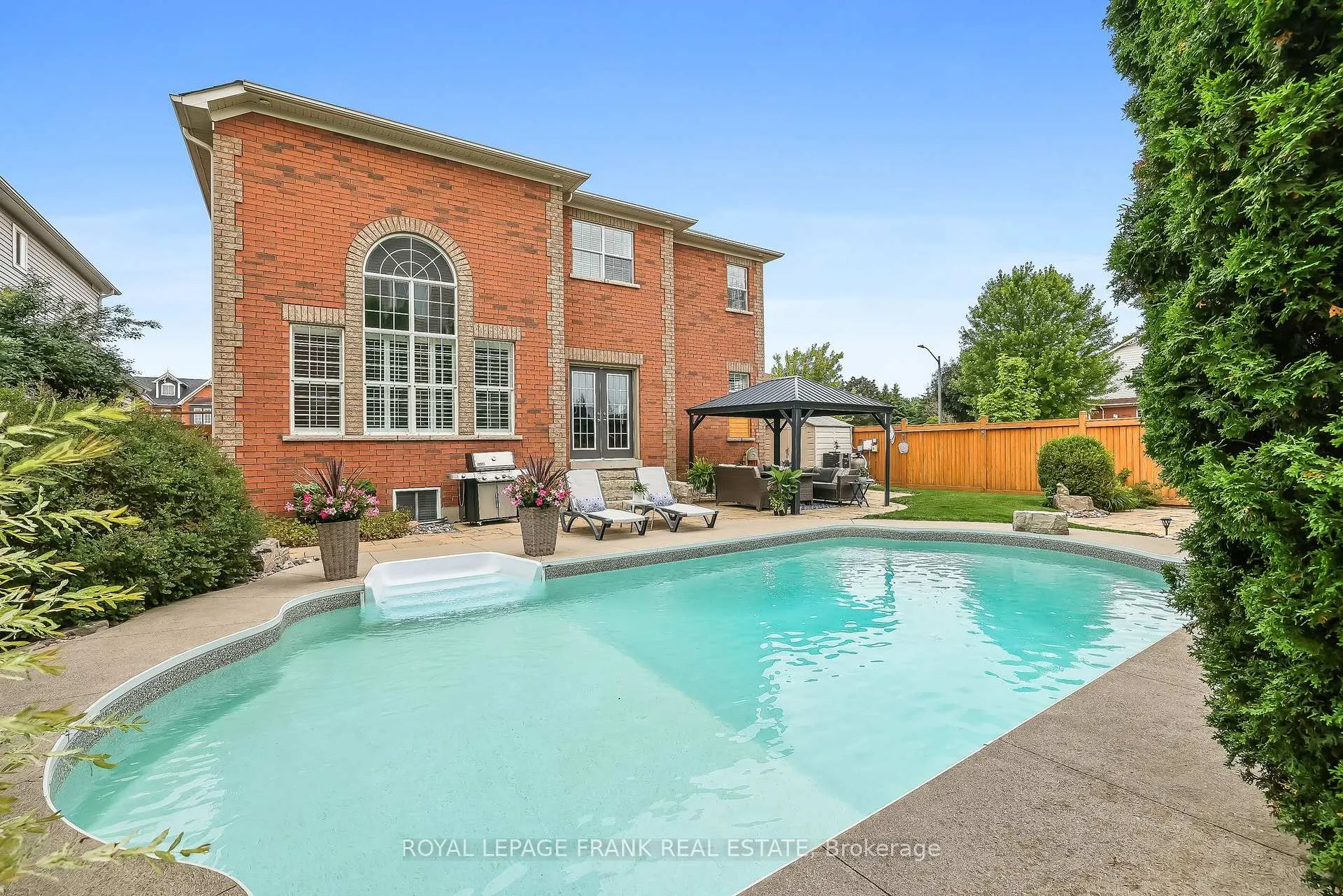 Photo 37 of 2 Braddock Court, Whitby, Brooklin — HOMEH