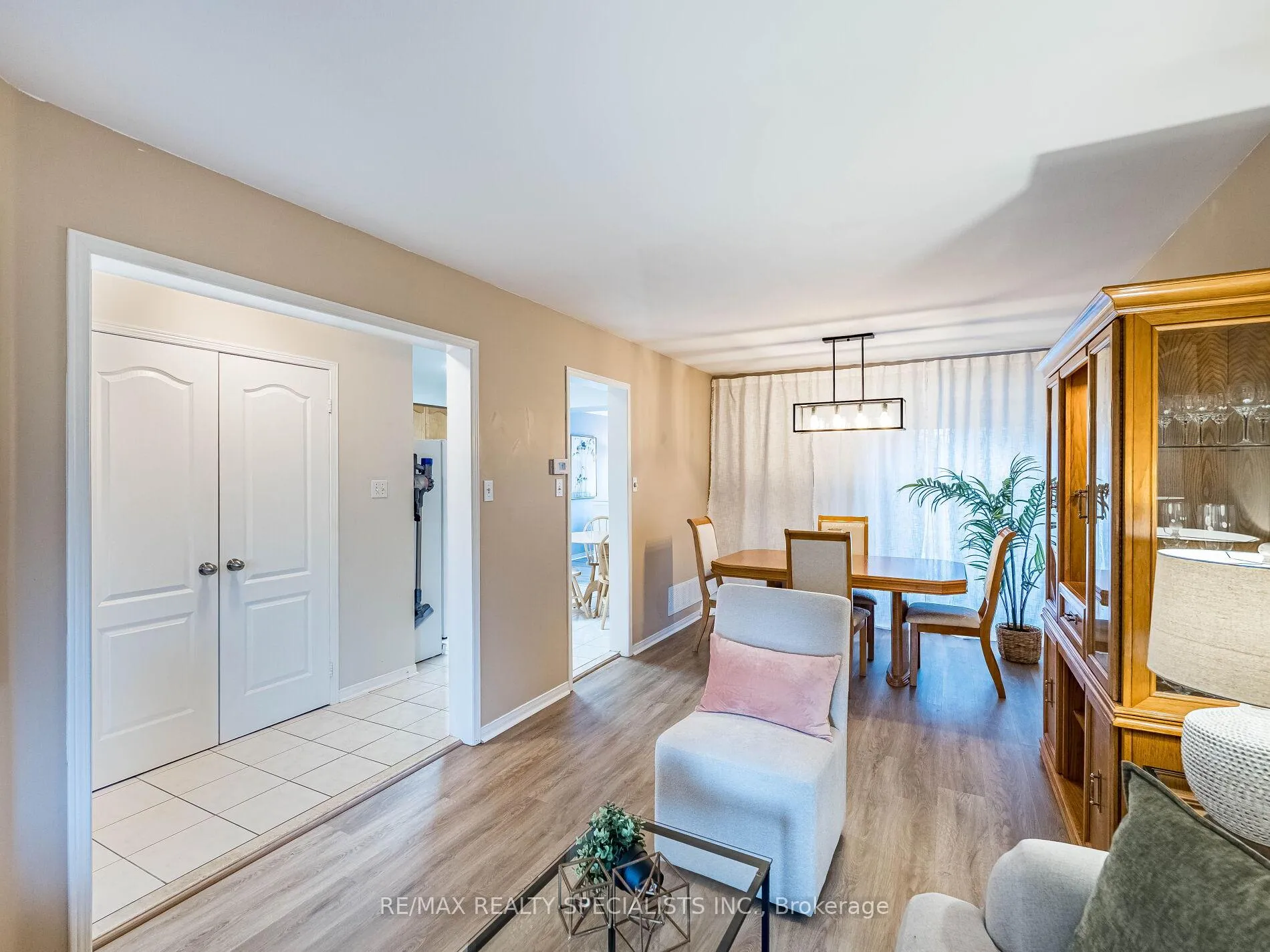 Photo 6 of 18 Willow Park Drive, Brampton, Sandringham-Wellington — HOMEH