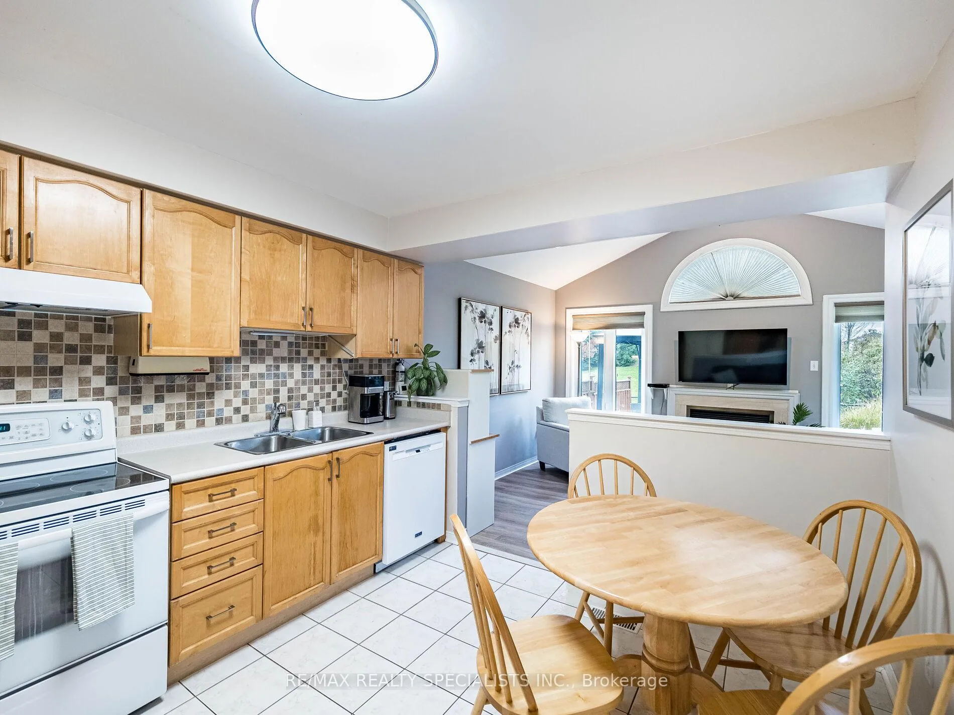 Photo 11 of 18 Willow Park Drive, Brampton, Sandringham-Wellington — HOMEH