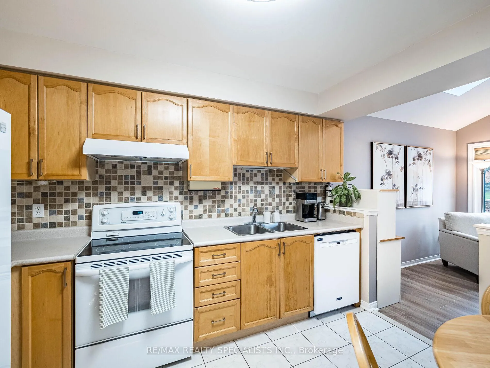 Photo 13 of 18 Willow Park Drive, Brampton, Sandringham-Wellington — HOMEH
