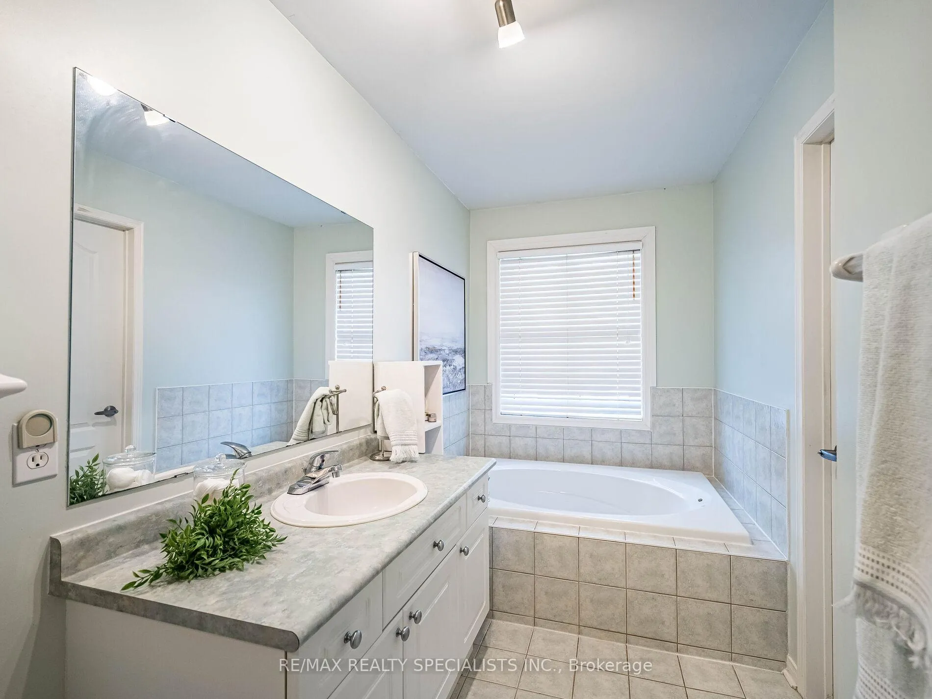 Photo 26 of 18 Willow Park Drive, Brampton, Sandringham-Wellington — HOMEH