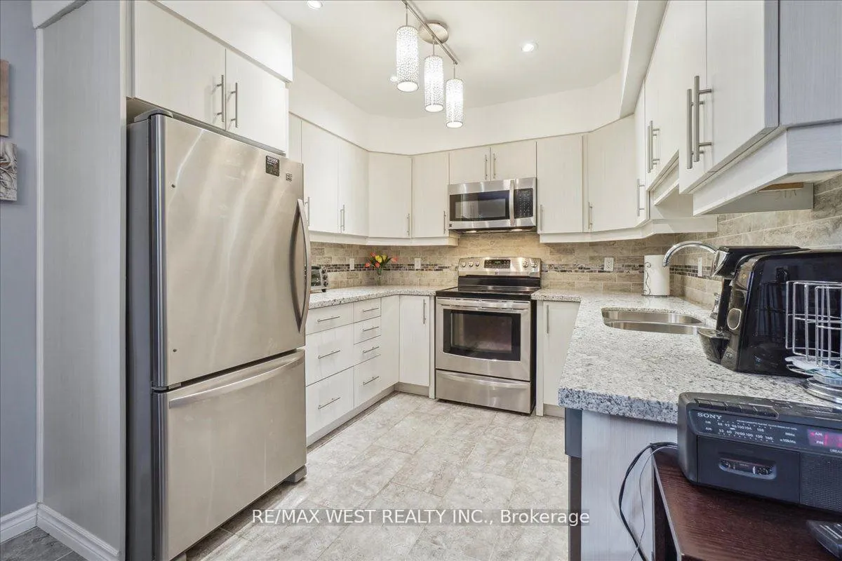 Photo 9 of 40 Boreham Circle, Brampton, Snelgrove — HOMEH