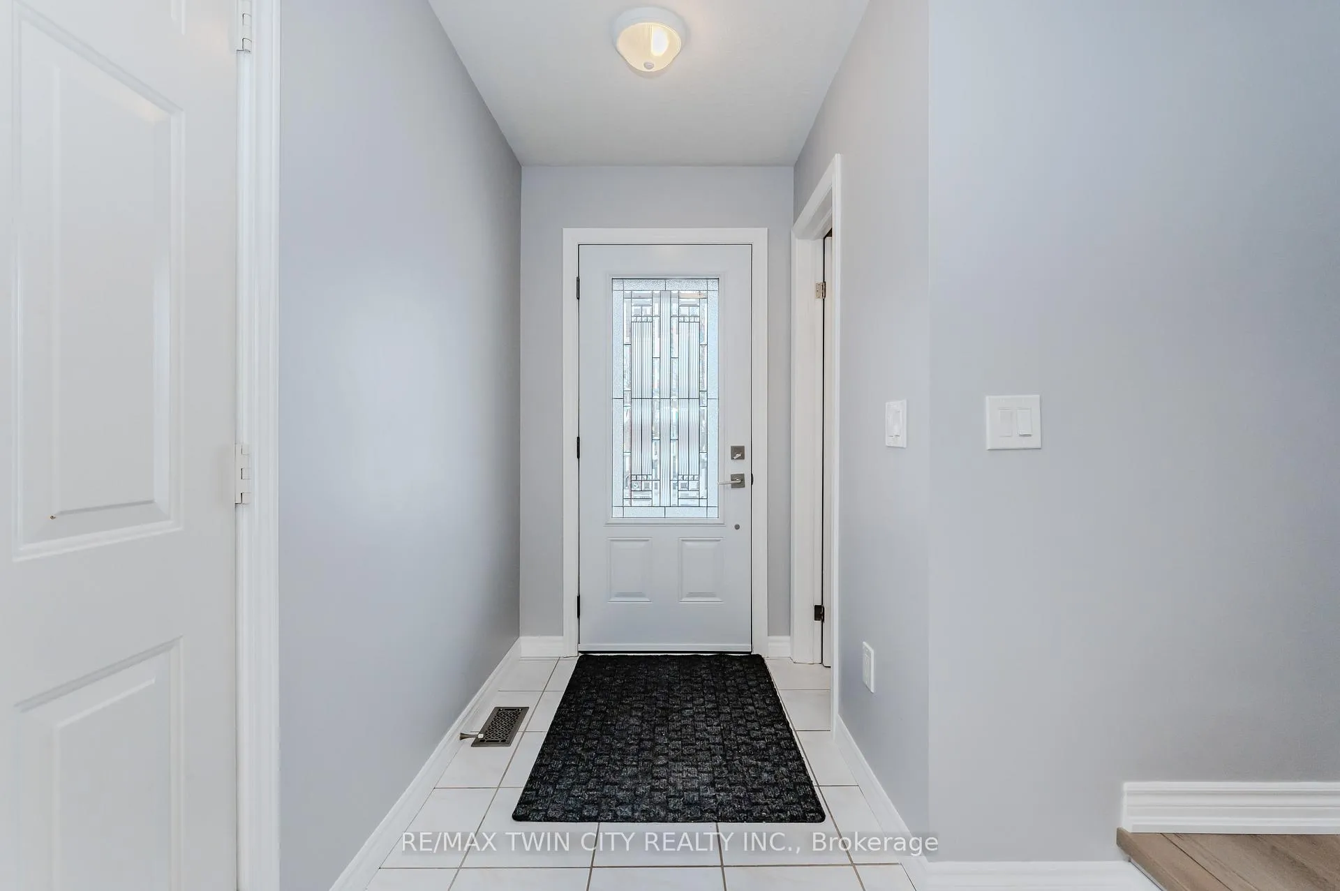 Photo 8 of 471 Citadel Court, Waterloo — HOMEH