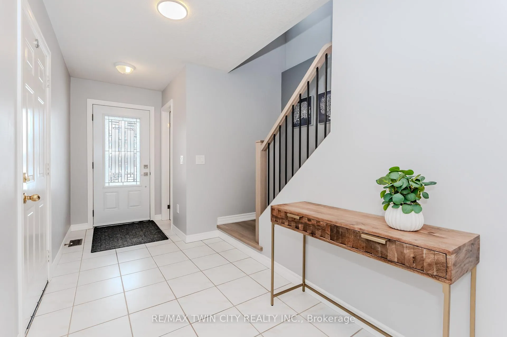 Photo 9 of 471 Citadel Court, Waterloo — HOMEH