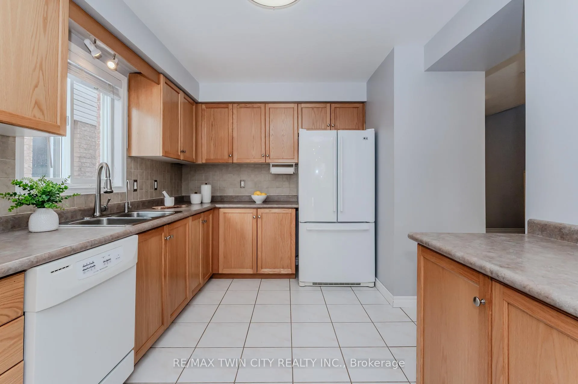 Photo 16 of 471 Citadel Court, Waterloo — HOMEH