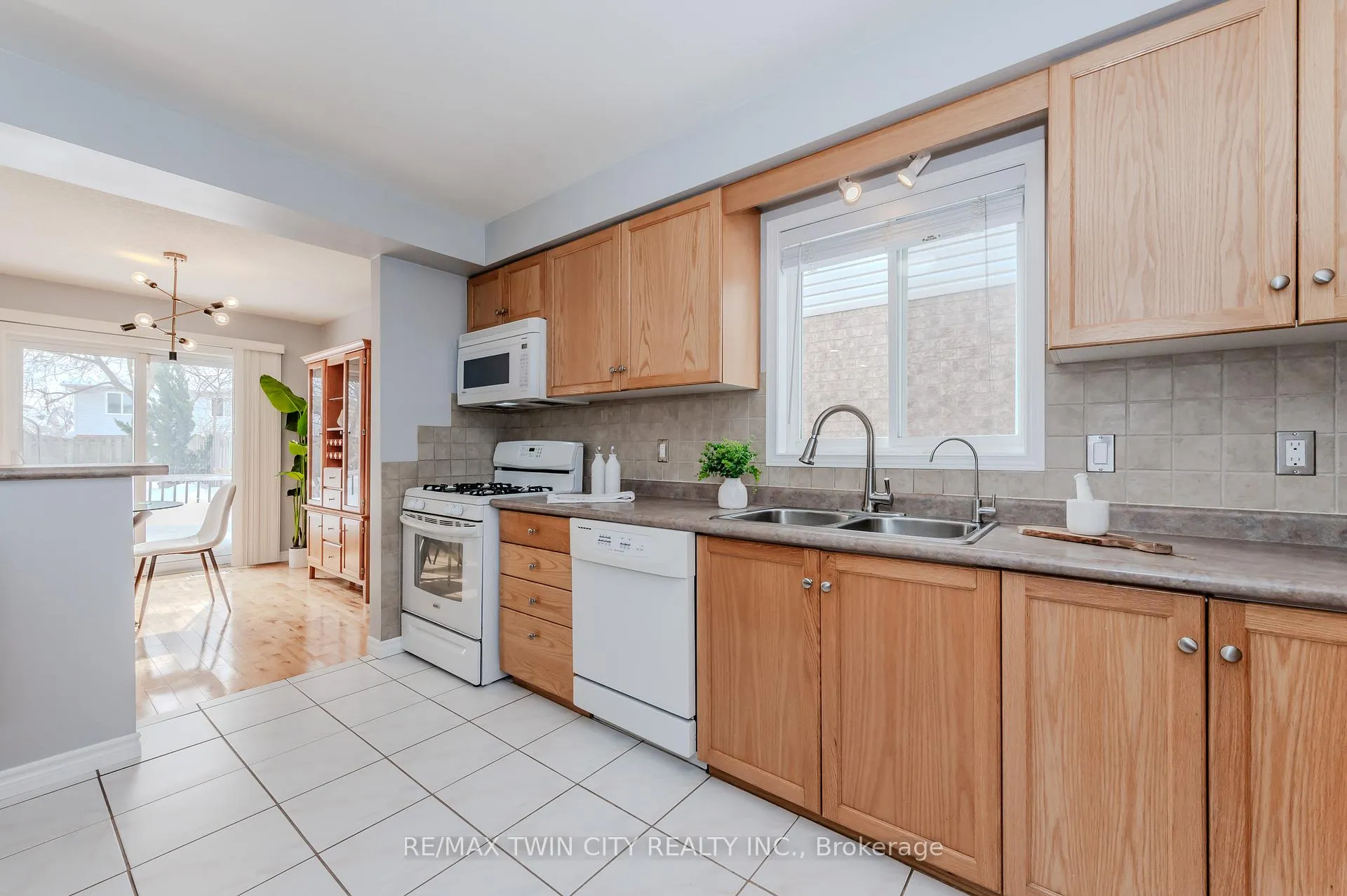 Photo 17 of 471 Citadel Court, Waterloo — HOMEH