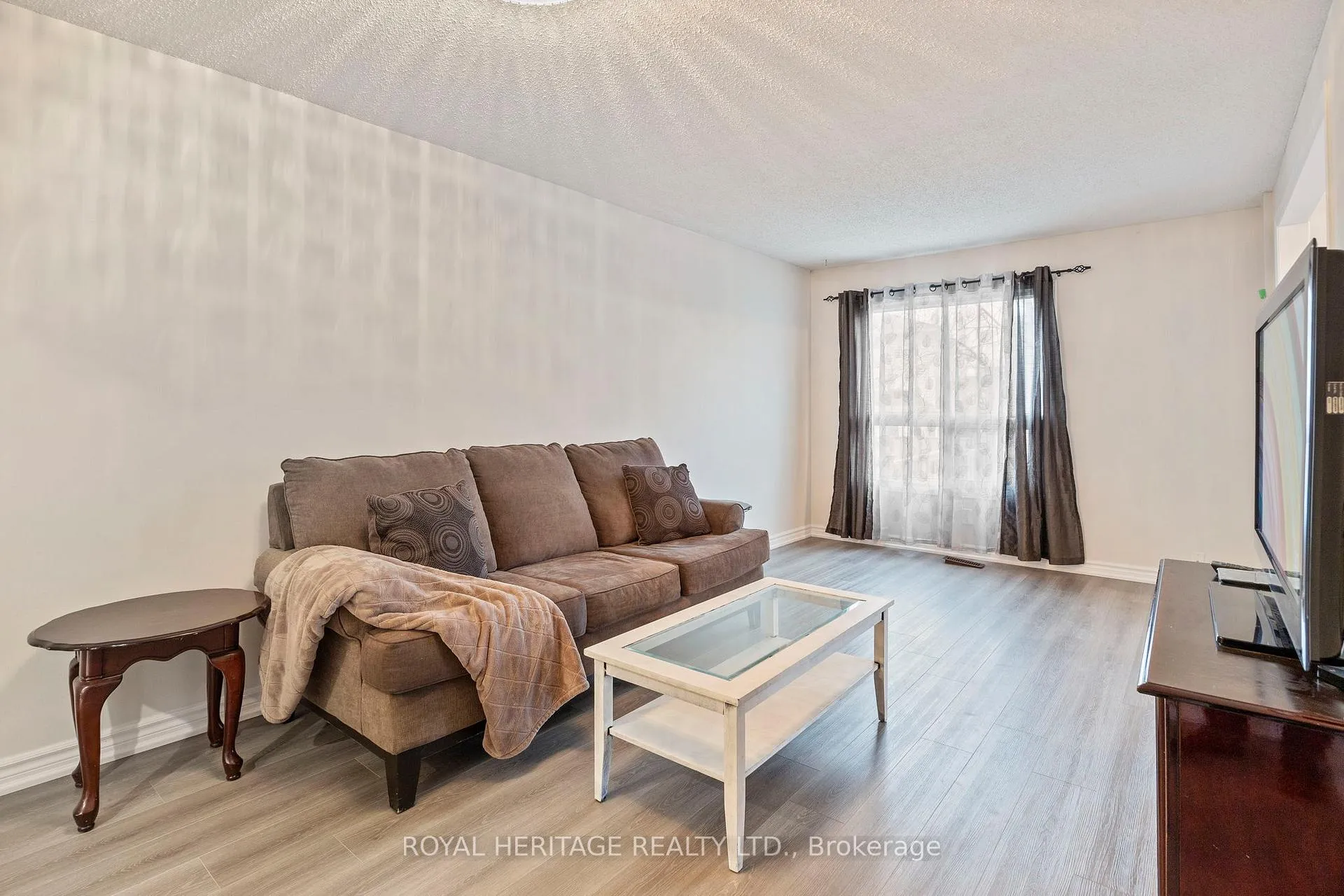 Photo 6 of 140 Wright Crescent, Ajax, Central — HOMEH