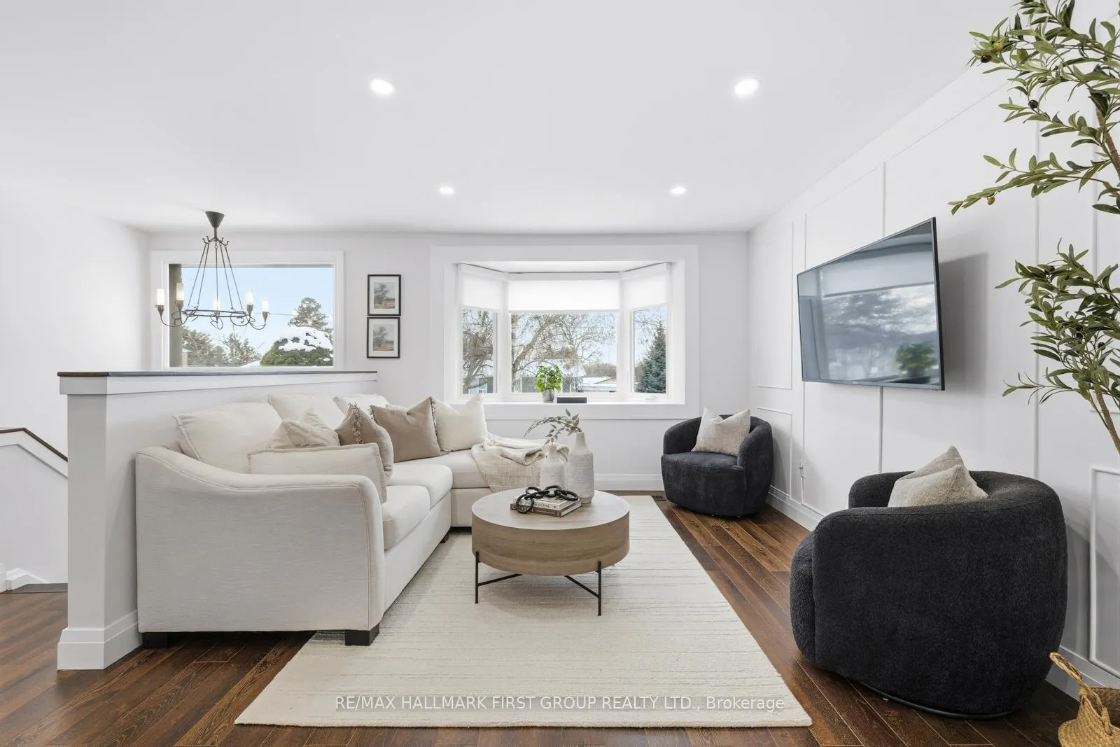 Photo 3 of 916 Greenwood Crescent, Whitby, Downtown Whitby — HOMEH