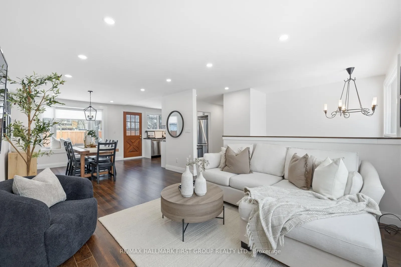 Photo 4 of 916 Greenwood Crescent, Whitby, Downtown Whitby — HOMEH