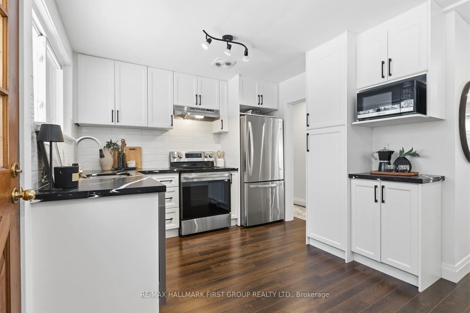 Photo 5 of 916 Greenwood Crescent, Whitby, Downtown Whitby — HOMEH