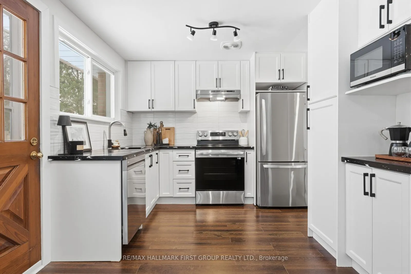 Photo 6 of 916 Greenwood Crescent, Whitby, Downtown Whitby — HOMEH
