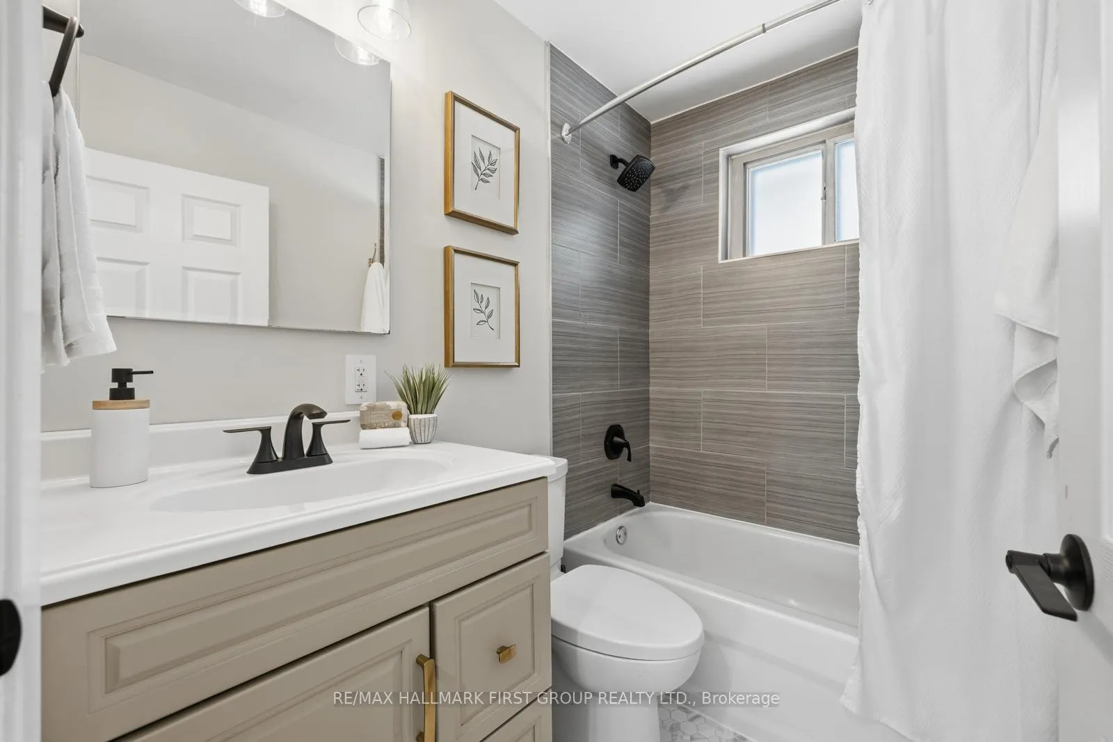 Photo 9 of 916 Greenwood Crescent, Whitby, Downtown Whitby — HOMEH