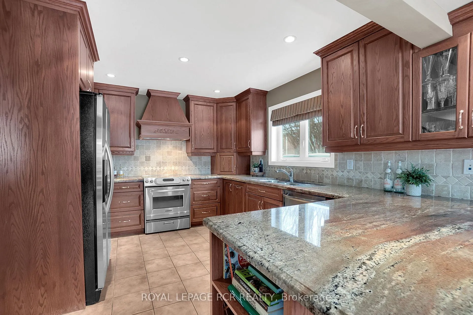 Photo 12 of 18 Old Hickory Court, Caledon, Bolton East — HOMEH