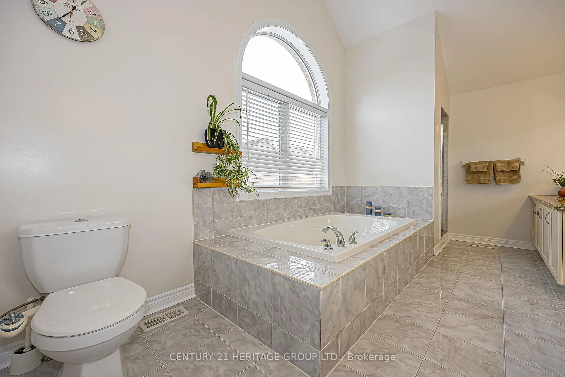 Photo 14 of 52 Maple Valley Road, Vaughan, Patterson — HOMEH