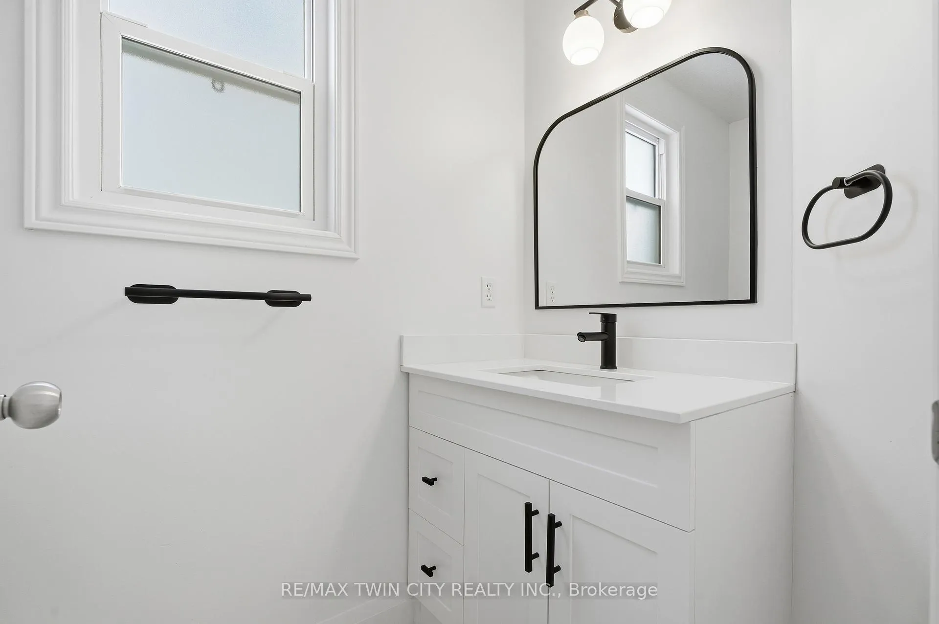 Photo 5 of 50 Dahlia Street, Kitchener — HOMEH