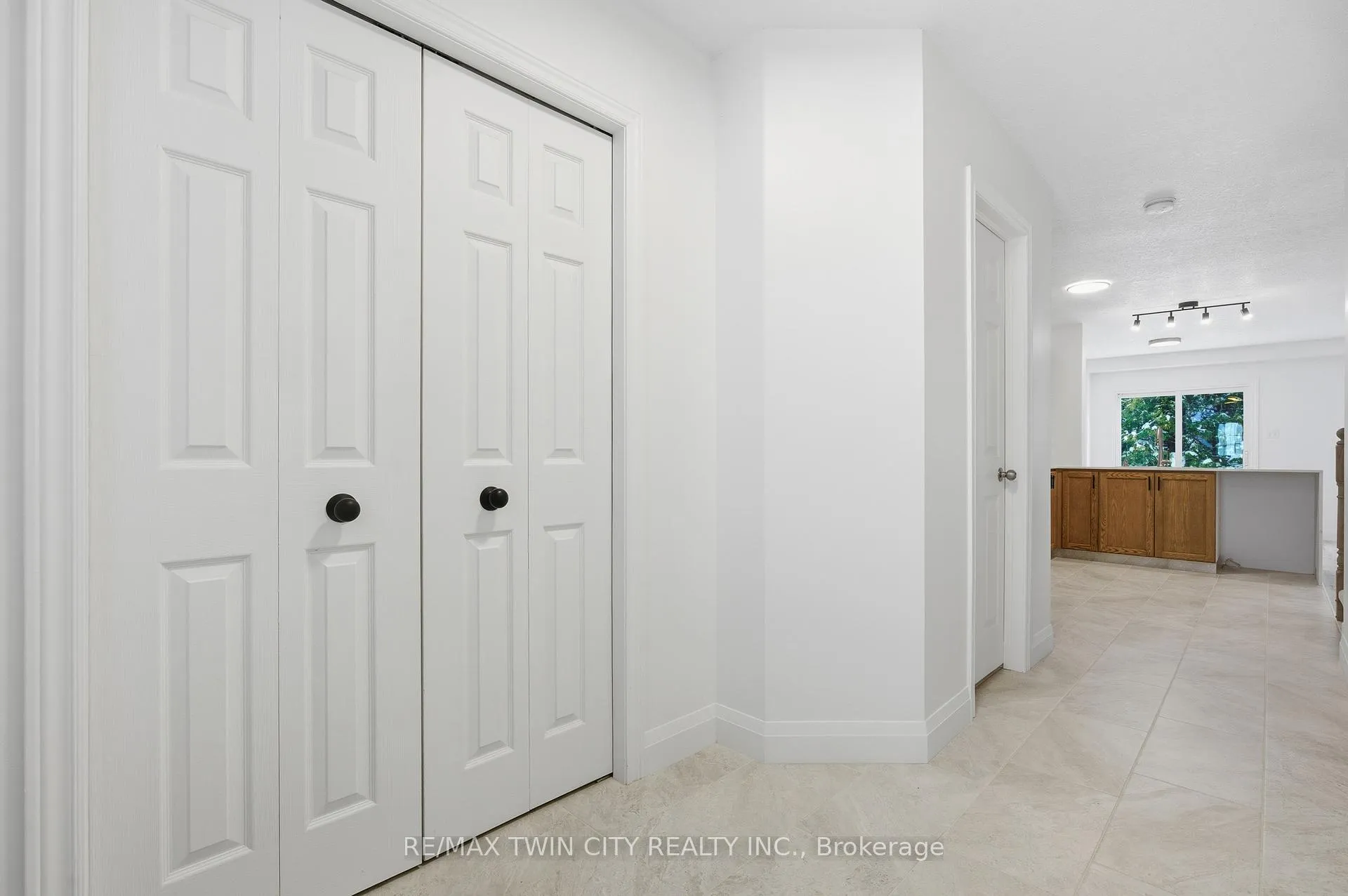 Photo 6 of 50 Dahlia Street, Kitchener — HOMEH