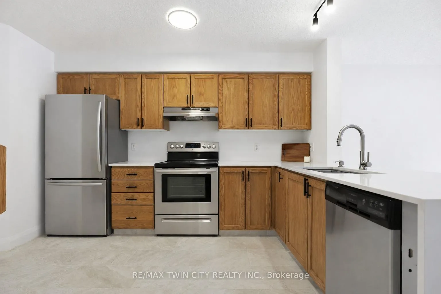 Photo 10 of 50 Dahlia Street, Kitchener — HOMEH