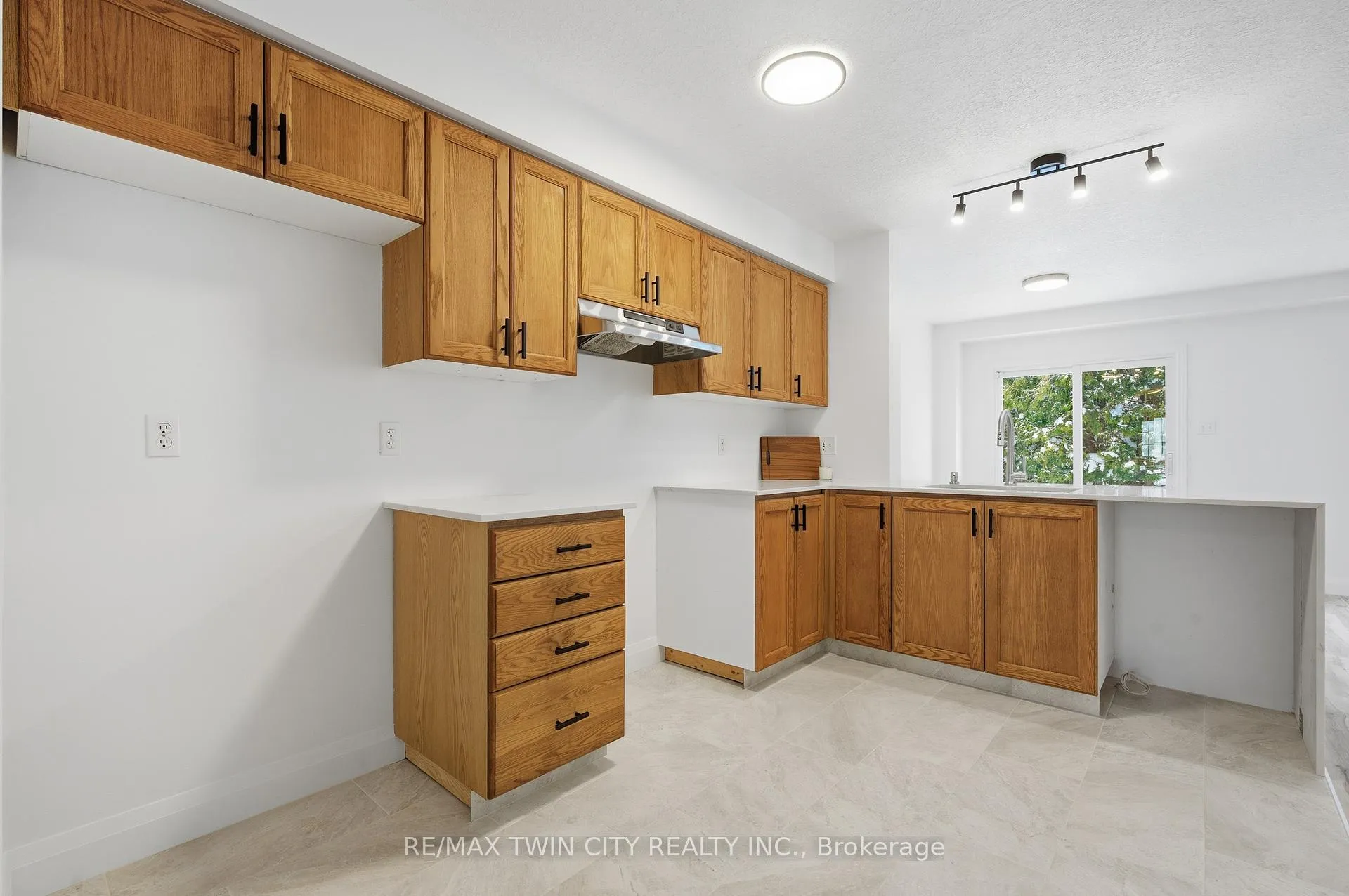 Photo 11 of 50 Dahlia Street, Kitchener — HOMEH