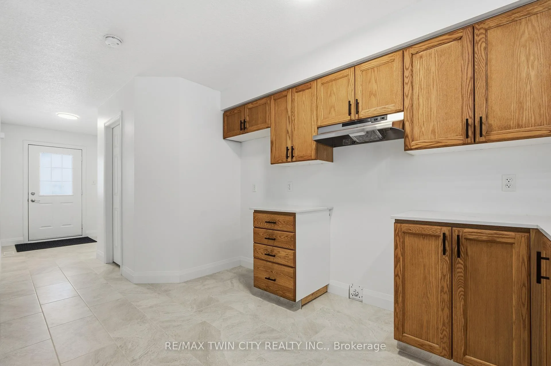 Photo 12 of 50 Dahlia Street, Kitchener — HOMEH