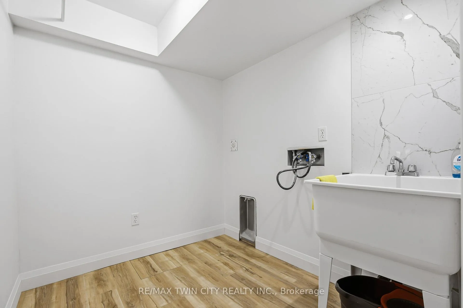 Photo 36 of 50 Dahlia Street, Kitchener — HOMEH