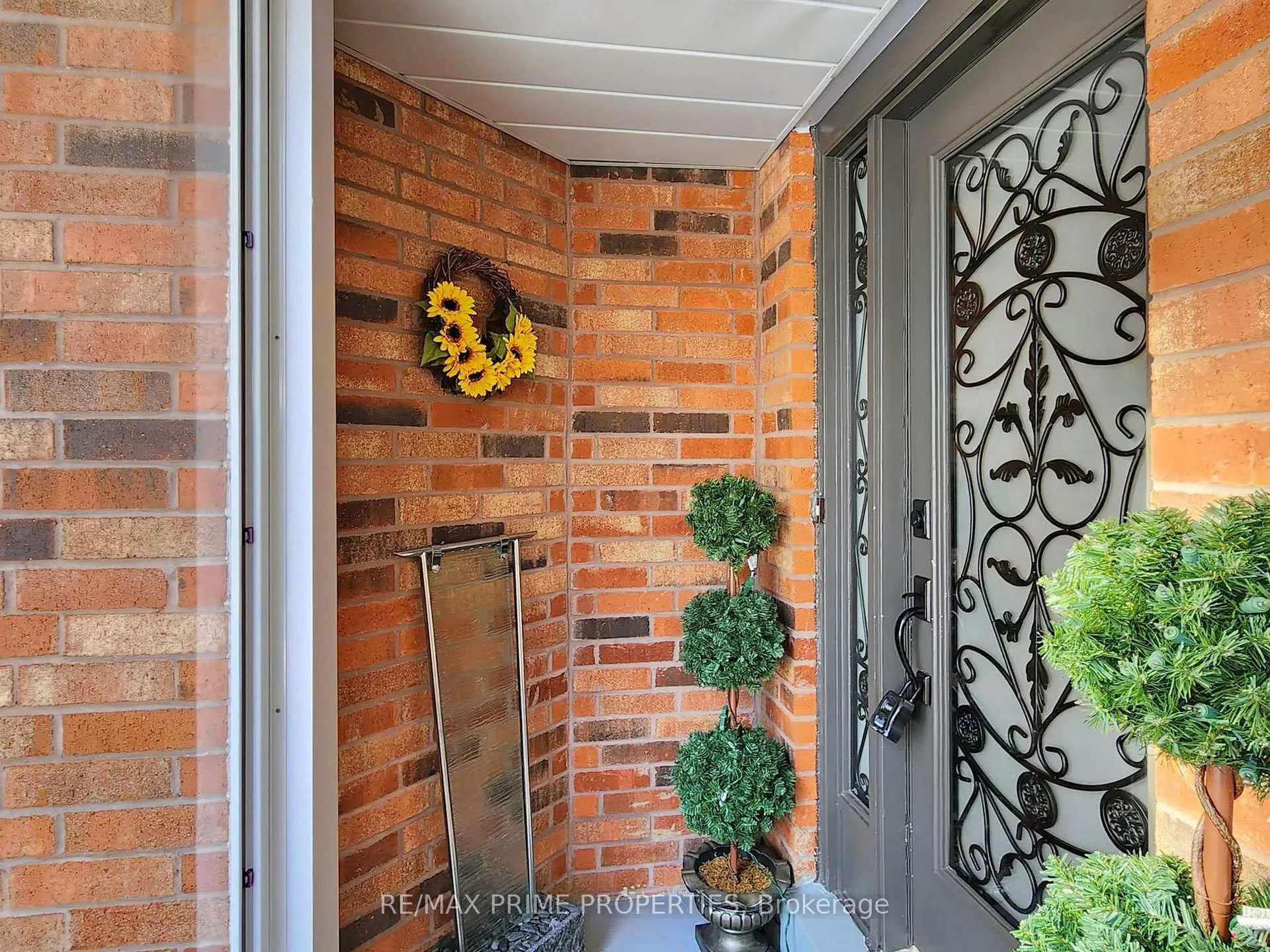 Photo 2 of 4 Lancashire Road, Markham, Unionville — HOMEH
