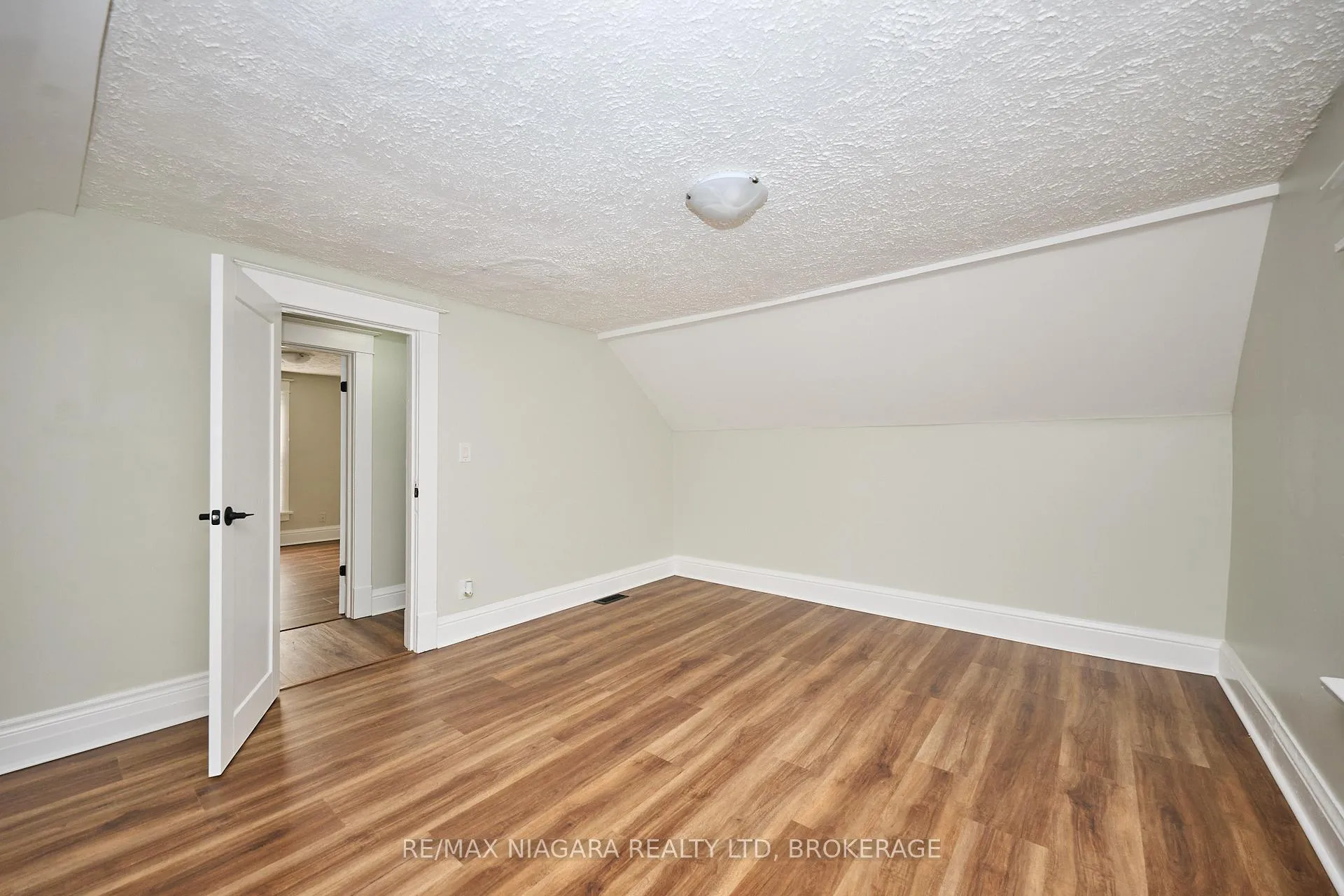 Photo 12 of 5006 Morrison Street, Niagara Falls, Cherrywood — HOMEH