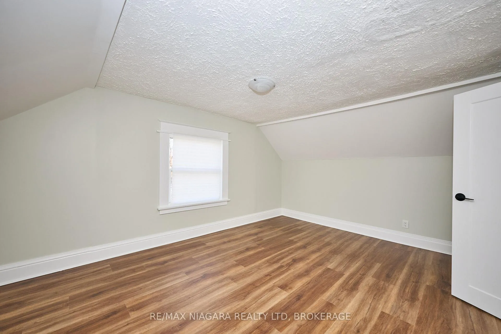 Photo 13 of 5006 Morrison Street, Niagara Falls, Cherrywood — HOMEH