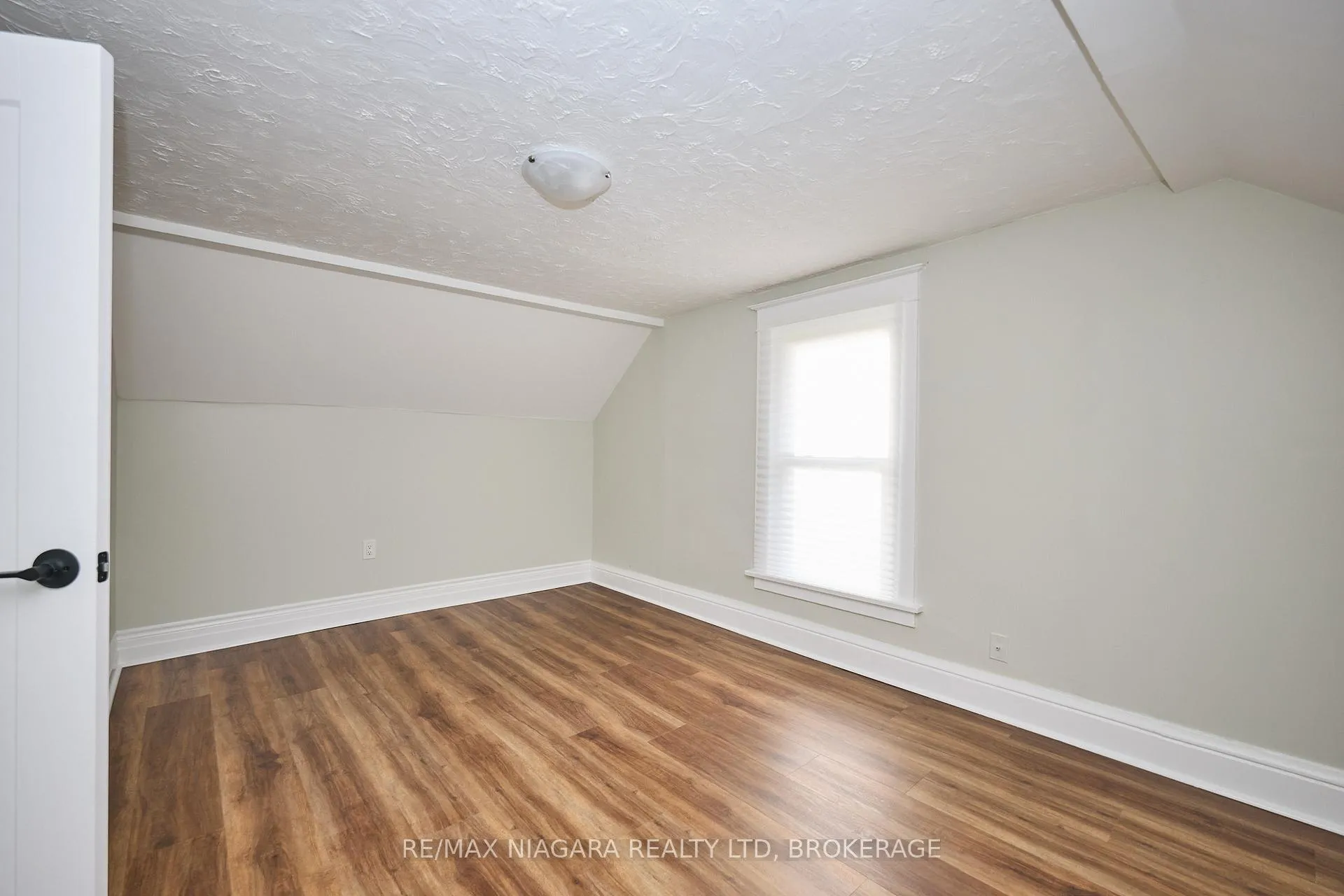 Photo 15 of 5006 Morrison Street, Niagara Falls, Cherrywood — HOMEH