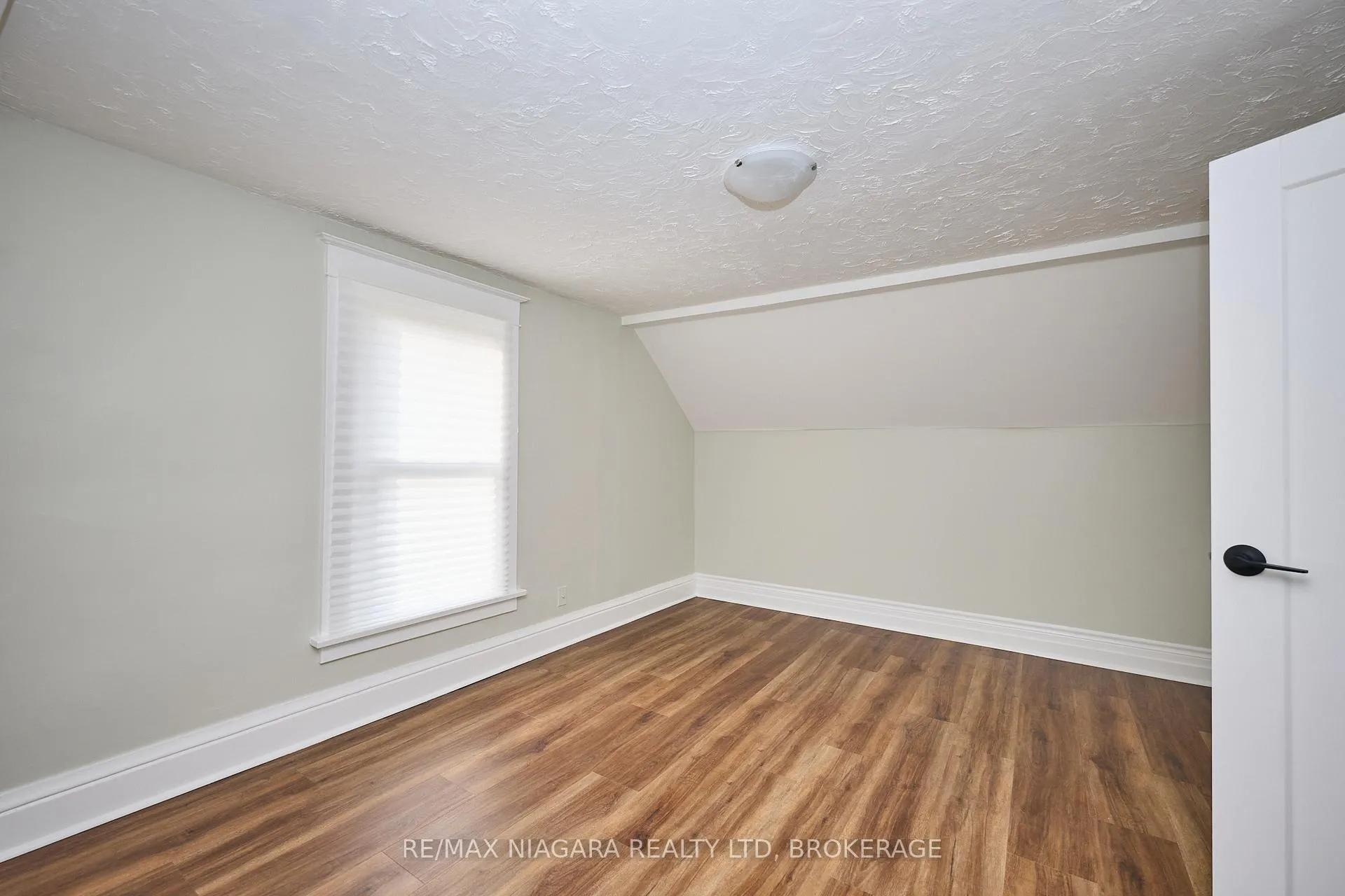 Photo 16 of 5006 Morrison Street, Niagara Falls, Cherrywood — HOMEH