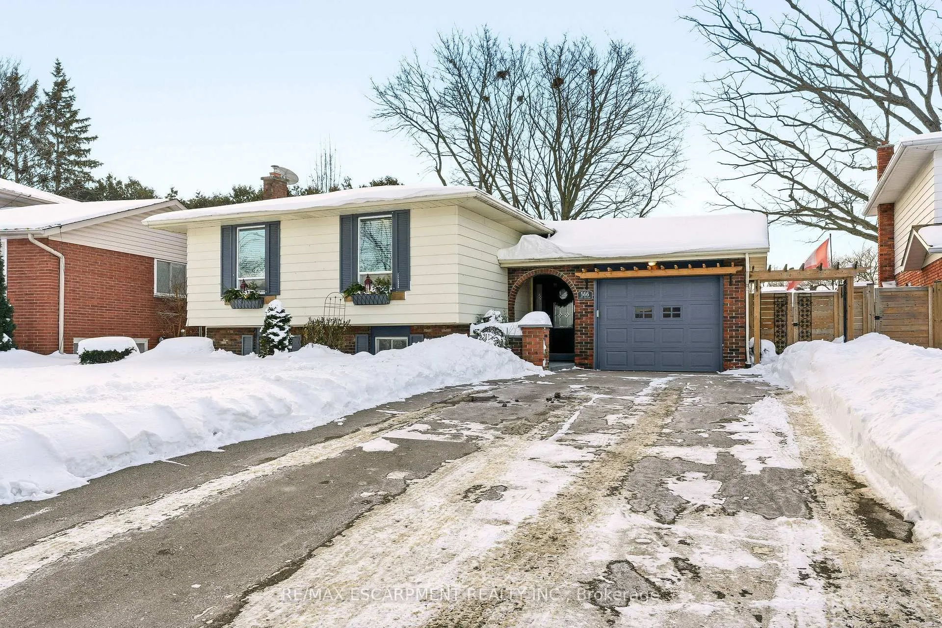 Photo 2 of 566 Lani Crescent, Burlington, Roseland — HOMEH