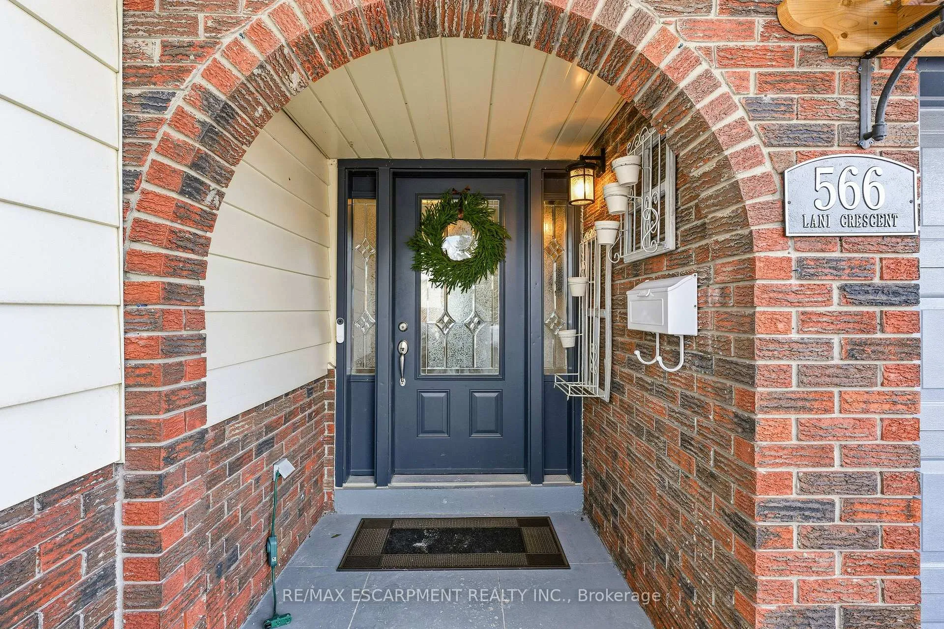 Photo 3 of 566 Lani Crescent, Burlington, Roseland — HOMEH