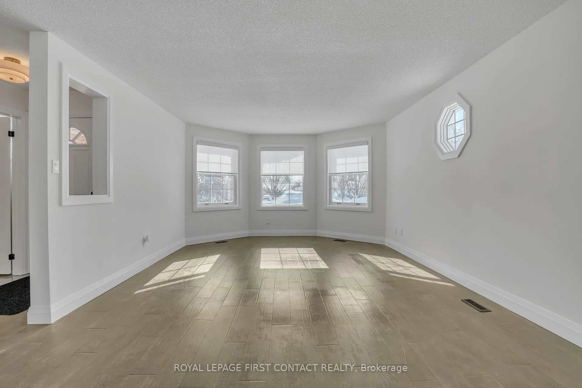 Photo 2 of 3 Chestnut Court, Barrie, Cundles East — HOMEH