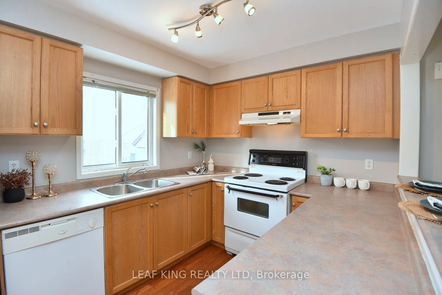 Photo 7 of 2258 Empire Crescent, Burlington, Orchard — HOMEH