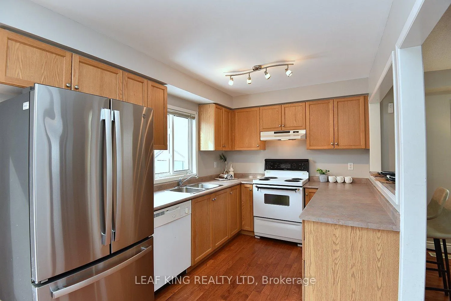 Photo 8 of 2258 Empire Crescent, Burlington, Orchard — HOMEH