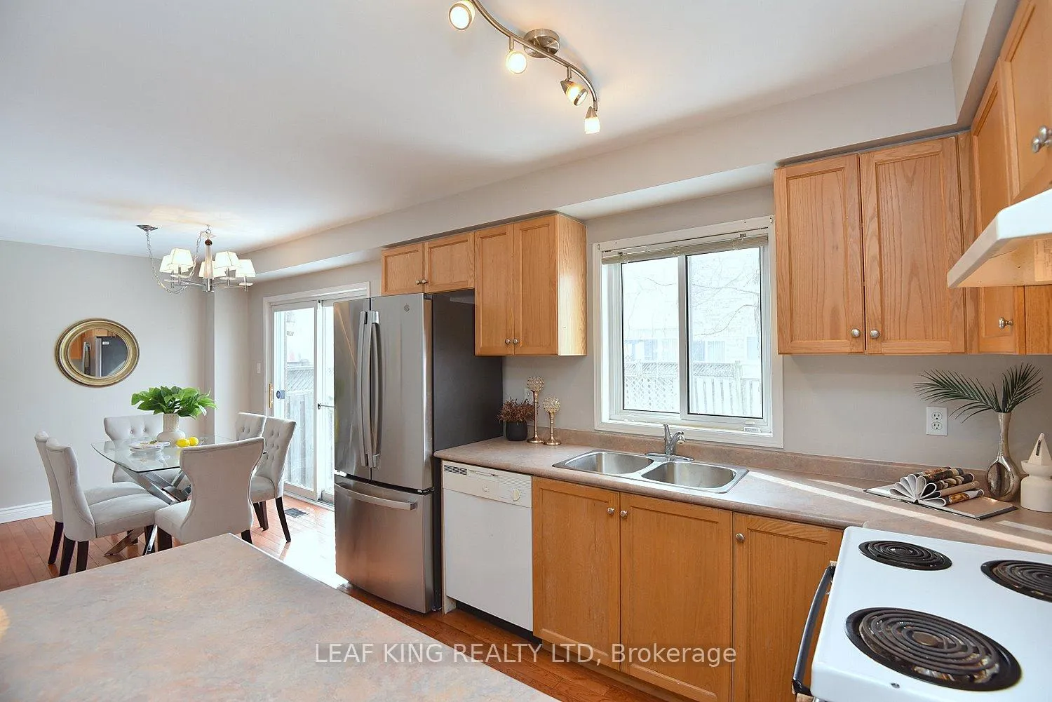 Photo 14 of 2258 Empire Crescent, Burlington, Orchard — HOMEH