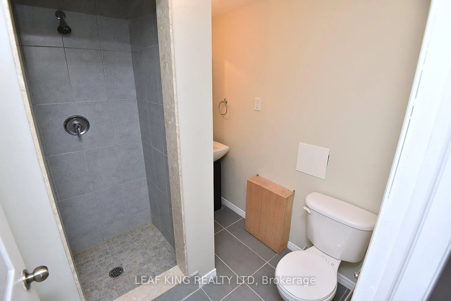 Photo 38 of 2258 Empire Crescent, Burlington, Orchard — HOMEH