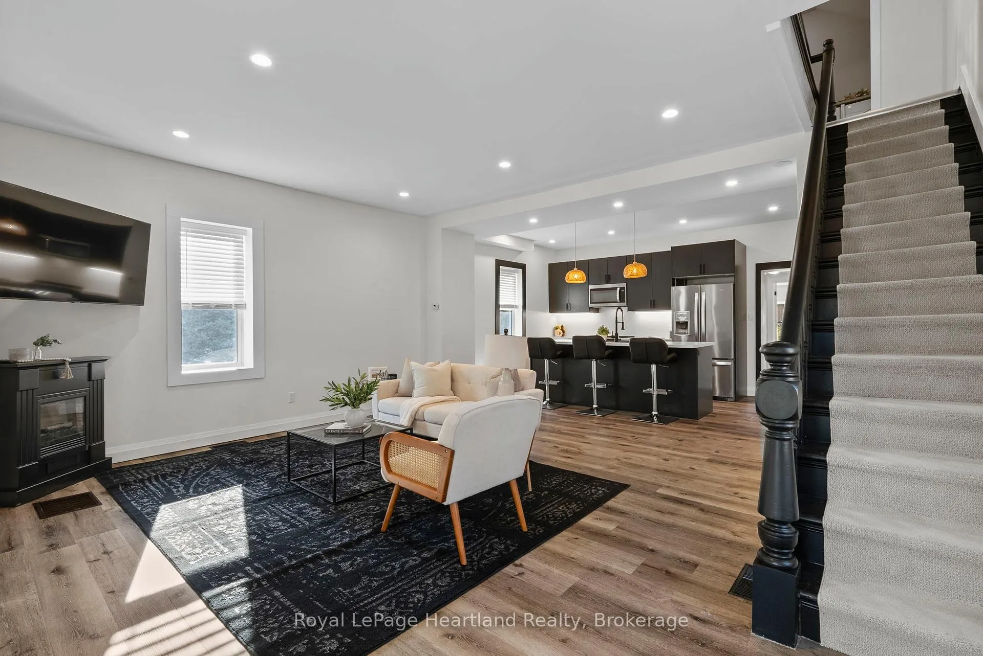 Photo 7 of 15 Queen Street E, Minto — HOMEH