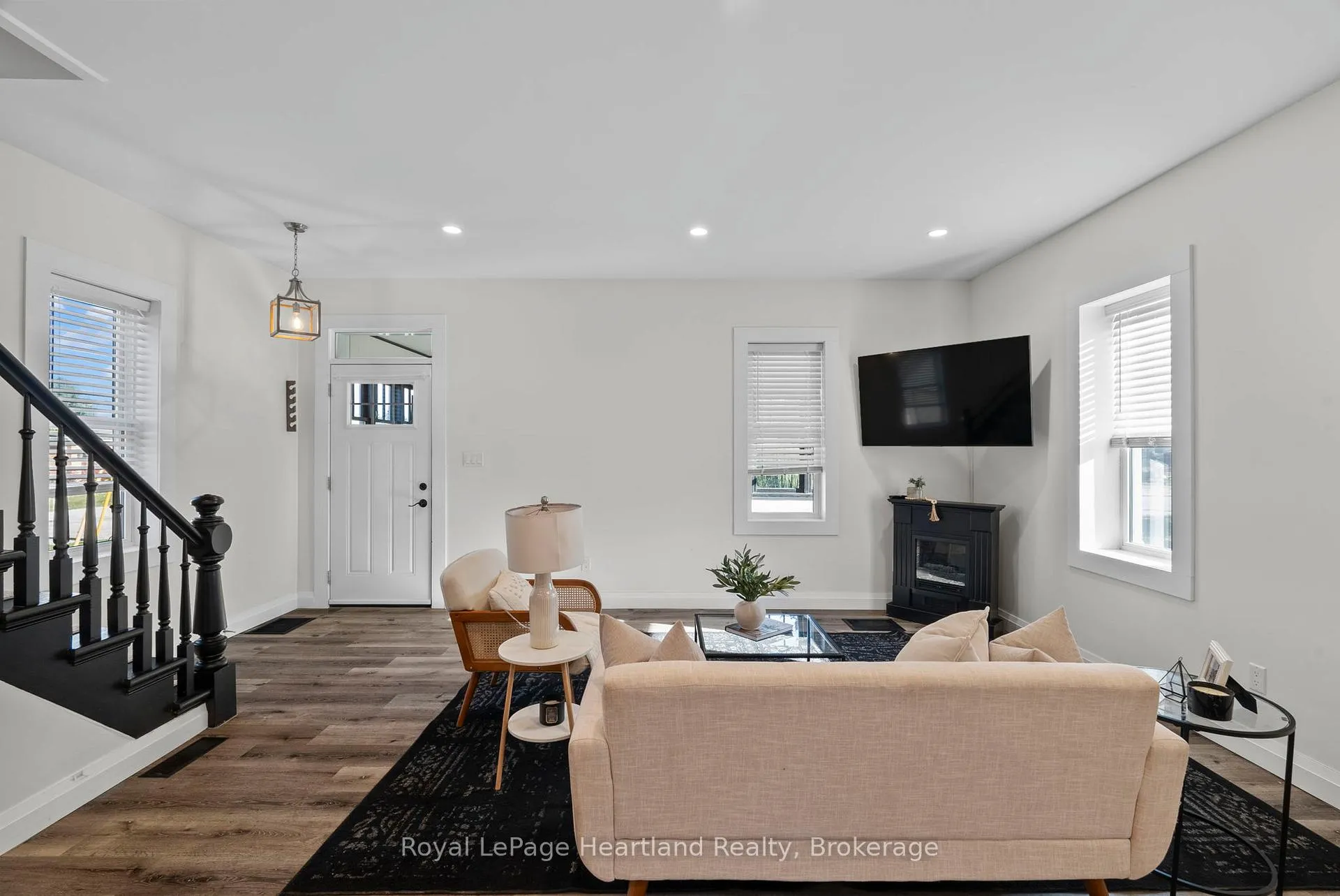 Photo 11 of 15 Queen Street E, Minto — HOMEH