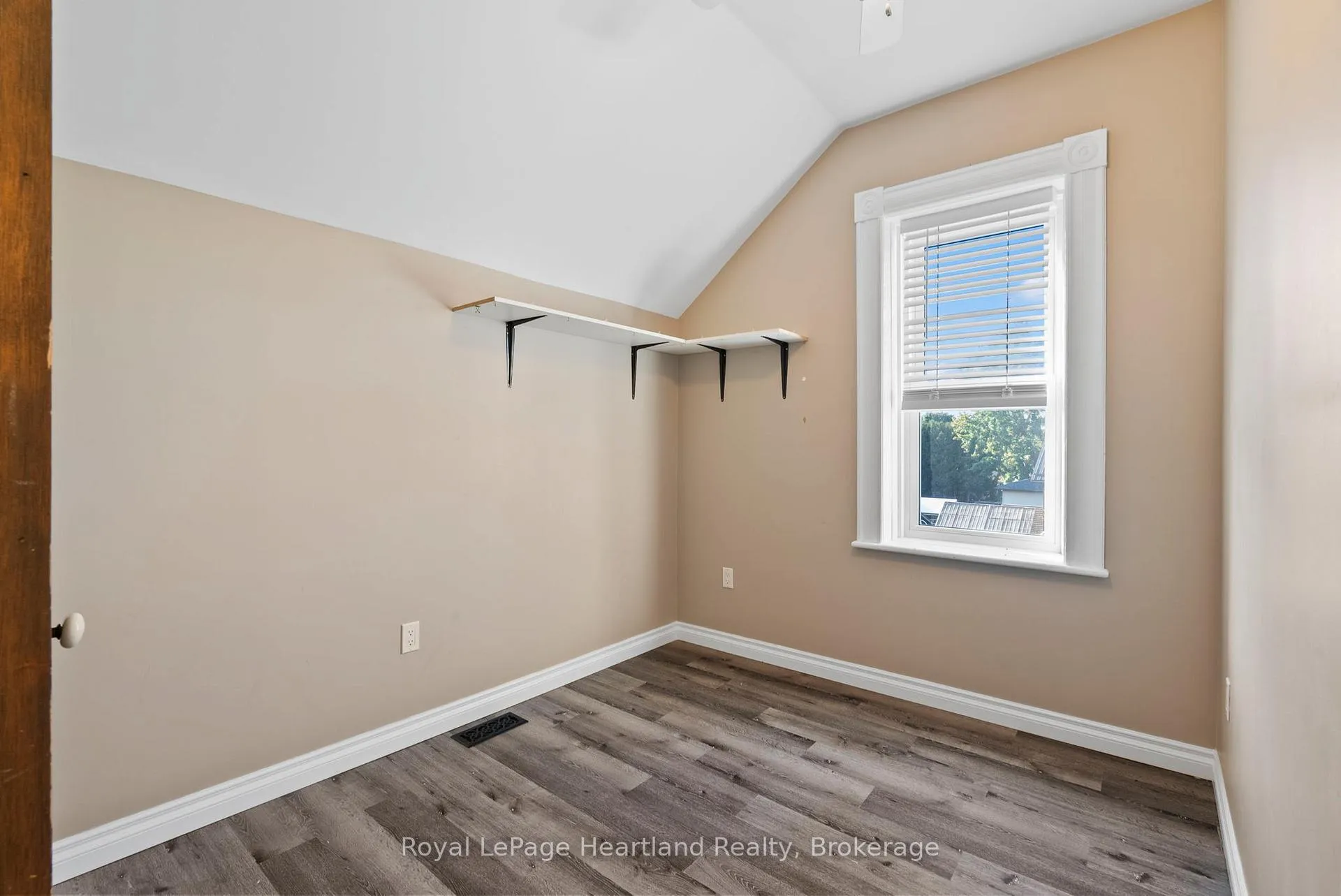 Photo 31 of 15 Queen Street E, Minto — HOMEH