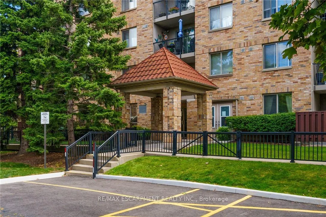 Photo 3 of Unit 211, 3499 Upper Middle Road, Burlington, Headon — HOMEH