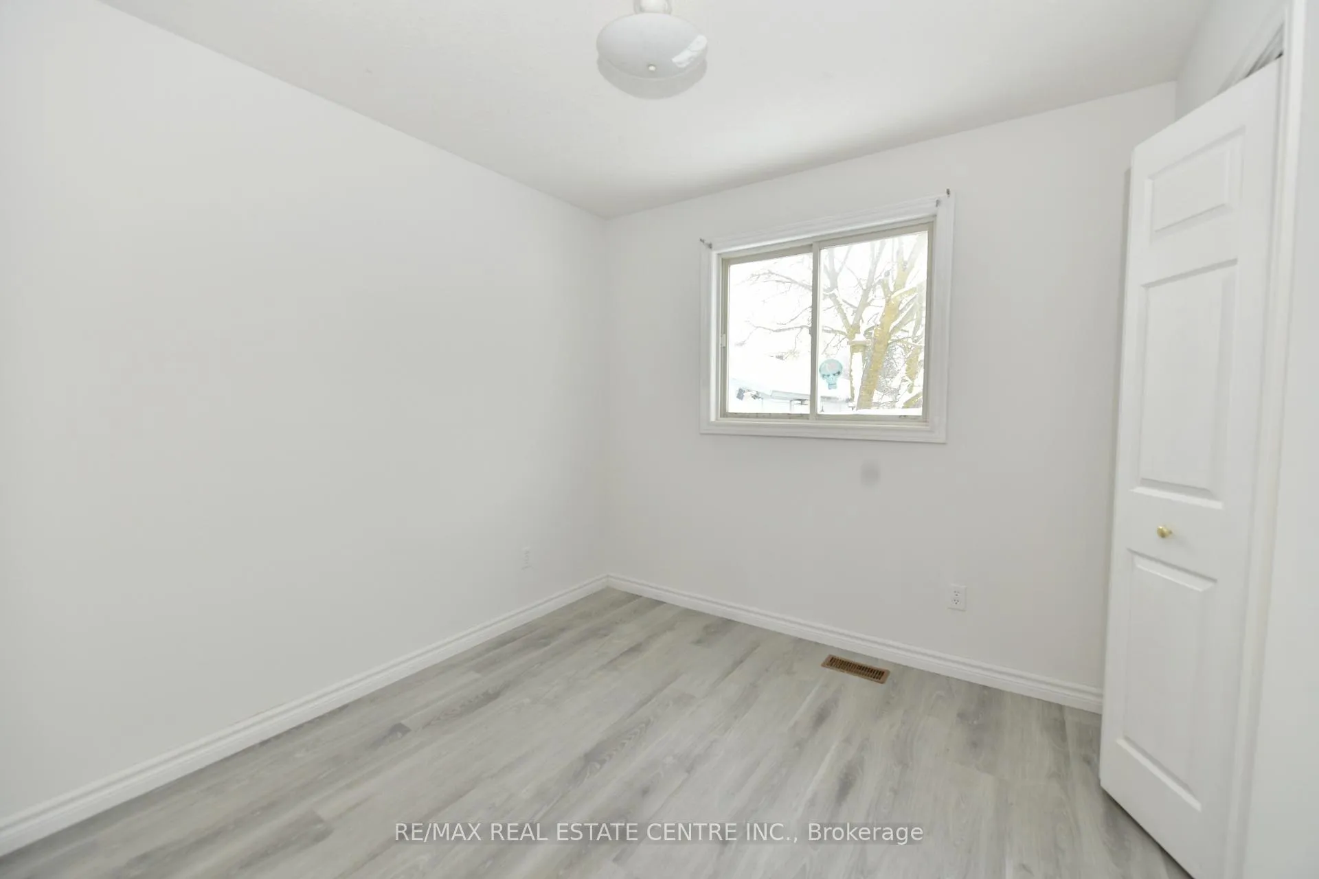 Photo 11 of 115 Miller Crescent, Minto — HOMEH