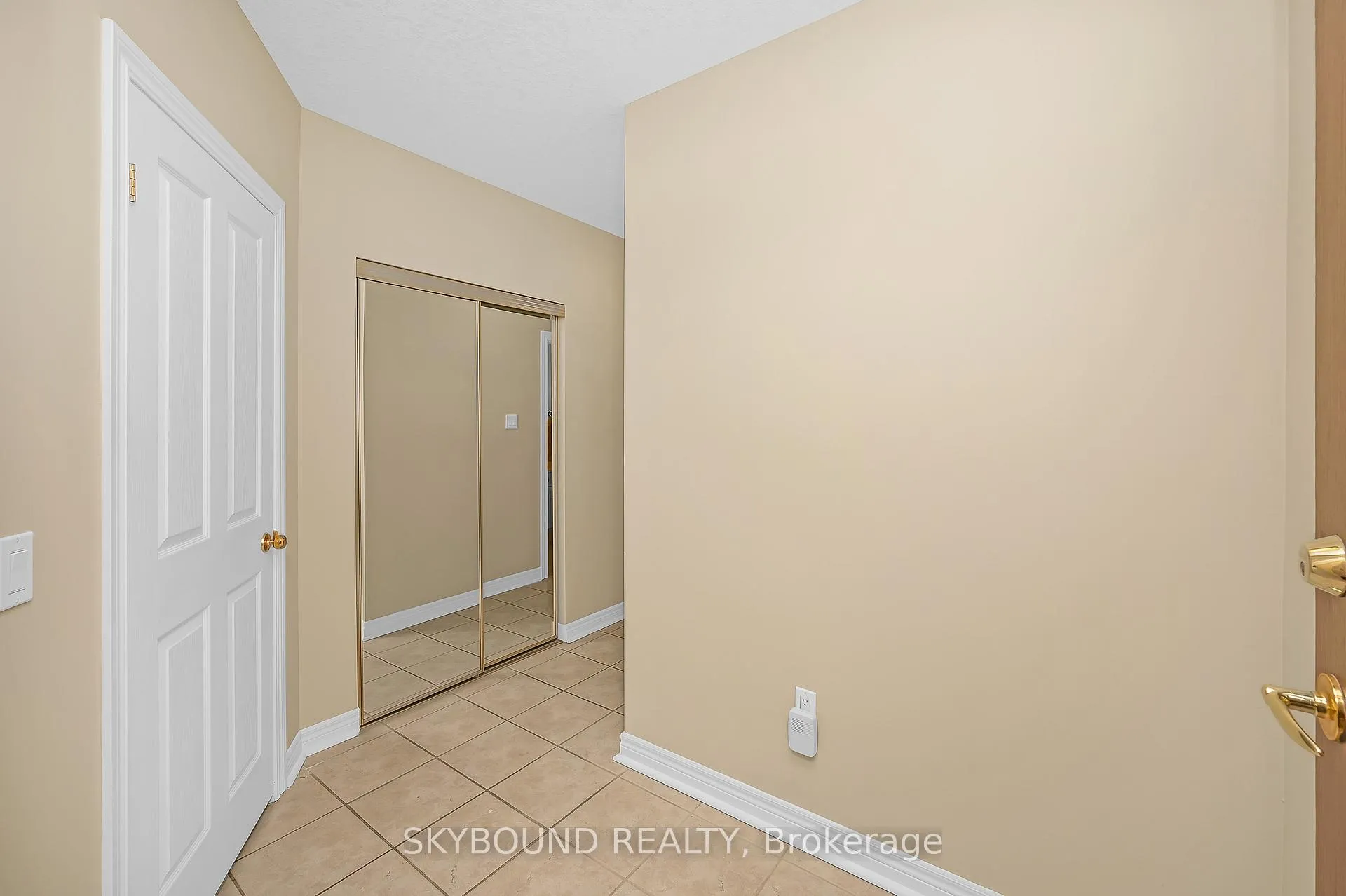 Photo 4 of Unit 505, 1998 Ironstone Drive, Burlington, Uptown — HOMEH