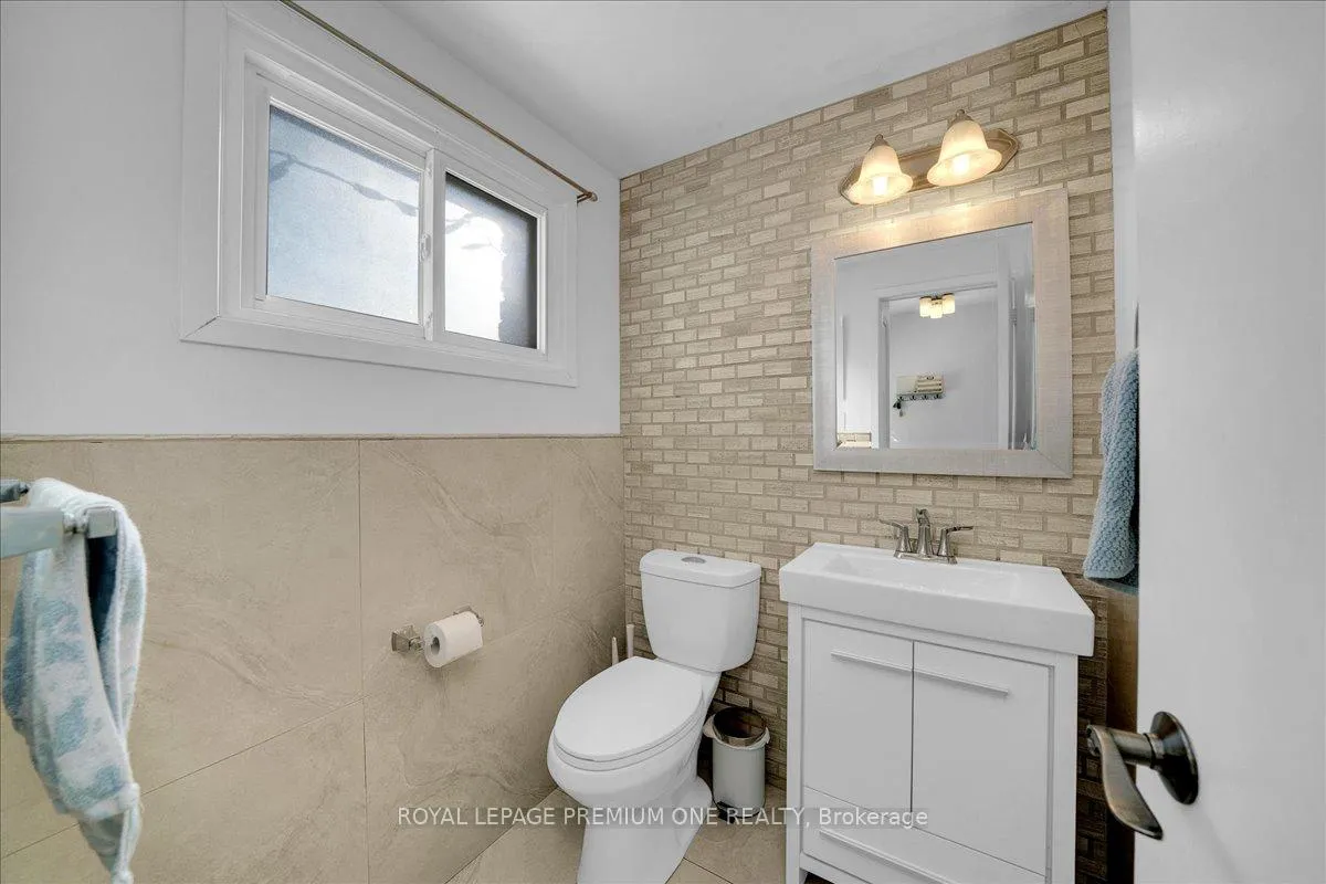 Photo 5 of 30 Mitchell Avenue, Brampton, Heart Lake West — HOMEH