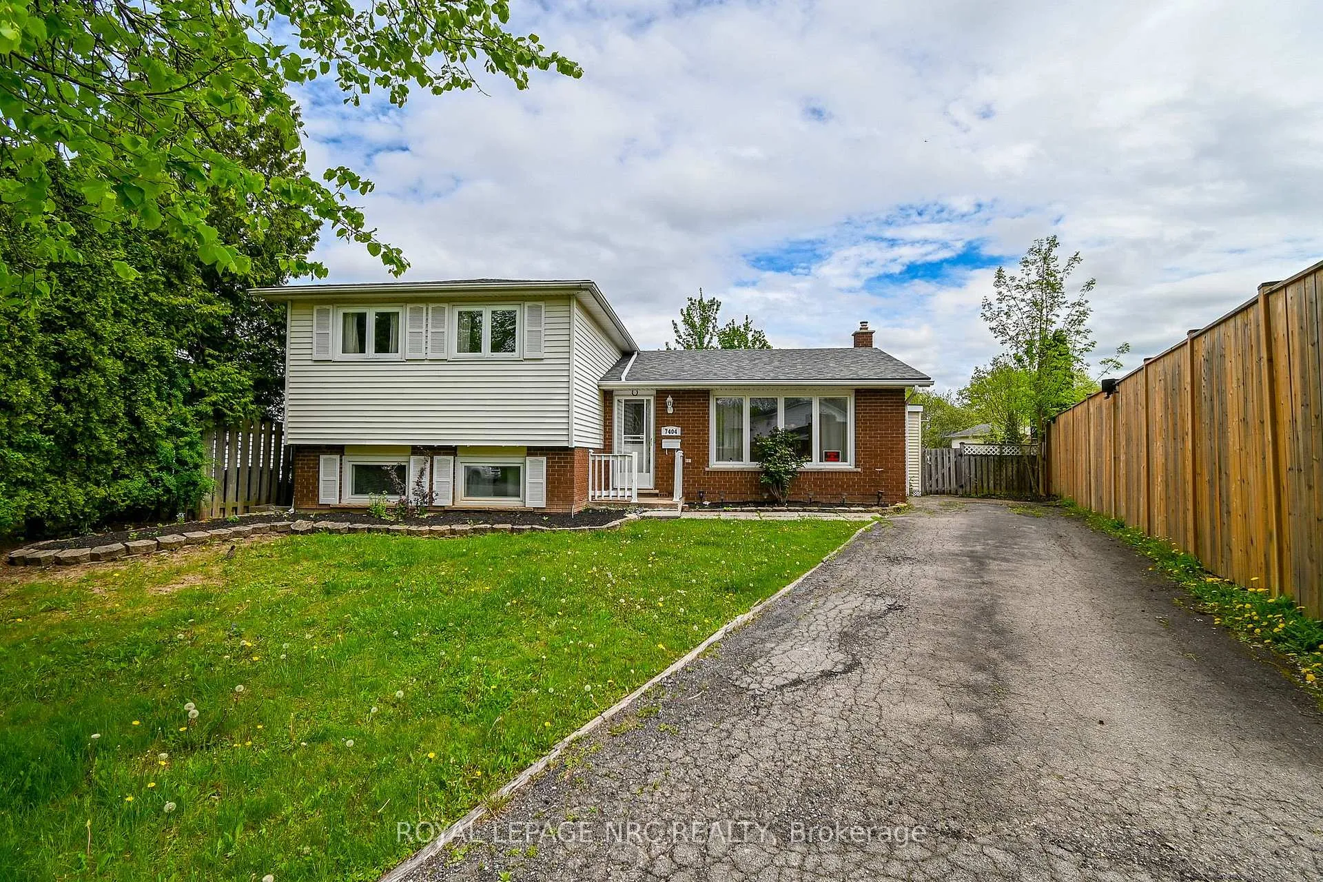 Photo 2 of 7404 Sandy Court, Niagara Falls, Oldfield — HOMEH
